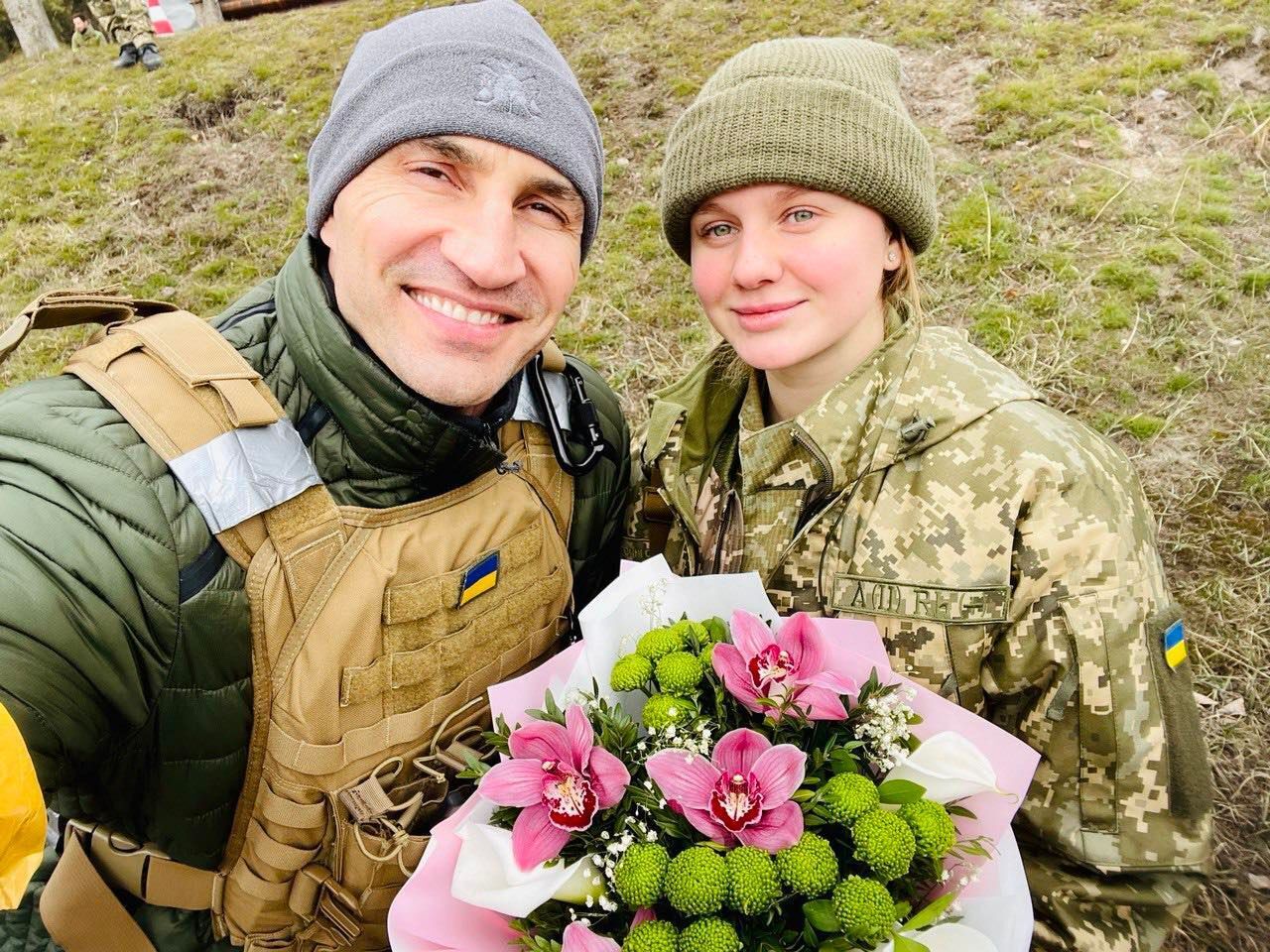 Владимир Кличко поддерживает боевой дух украинских девушек.