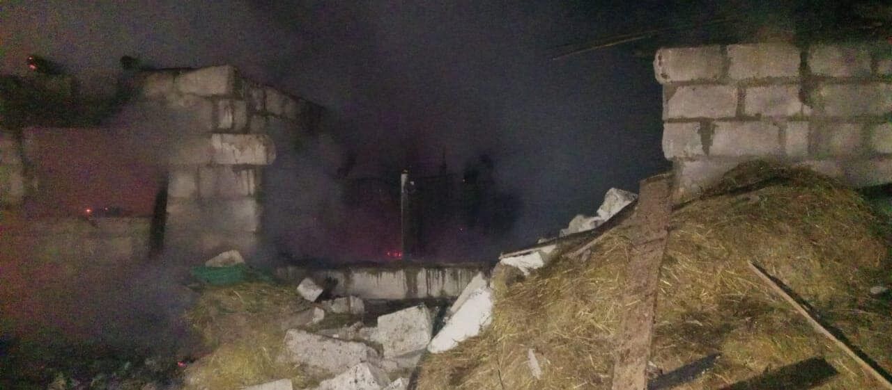 Российские оккупанты устроили обстрелы на Житомирщине, загорелись дома. Фото