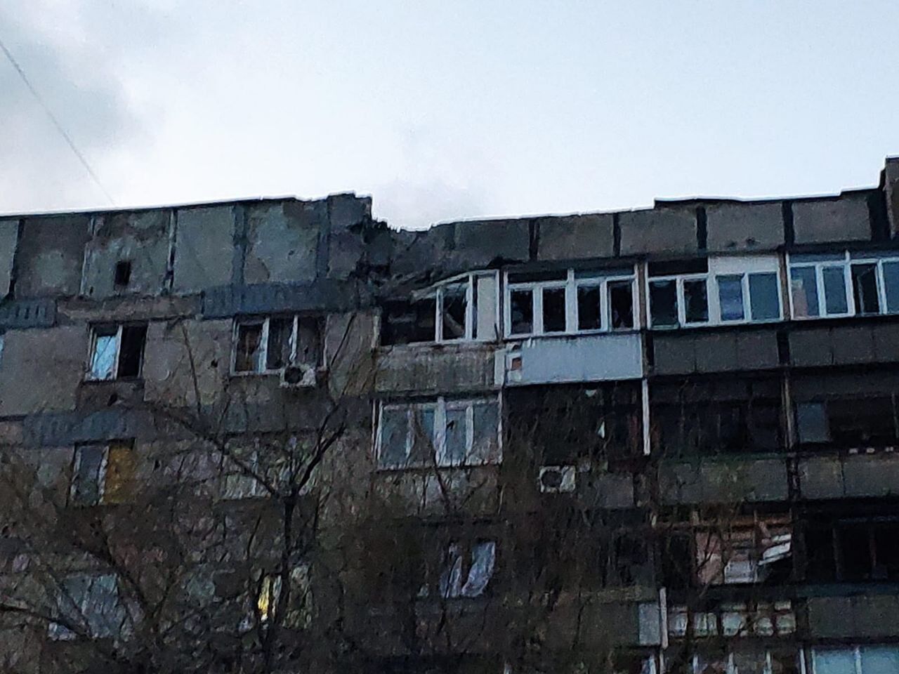 Російські окупанти в Авдіївці обстріляли житлову дев’ятиповерхівку