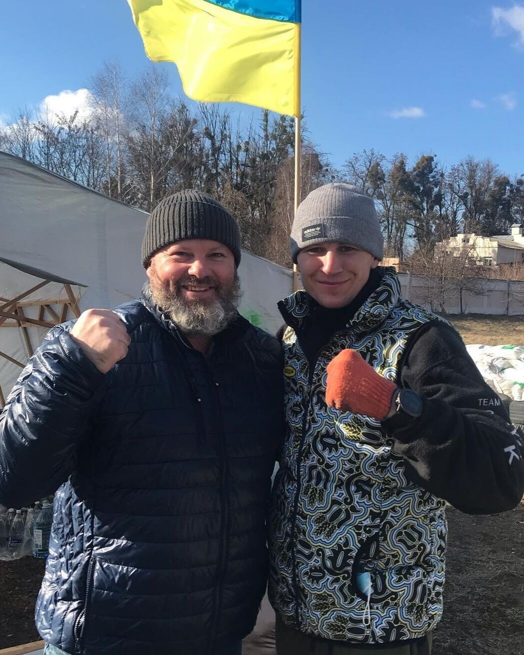 "Война? Это шутка?" Украинский боксер, который дерется в США, остался дома строить блокпосты и хотел идти воевать
