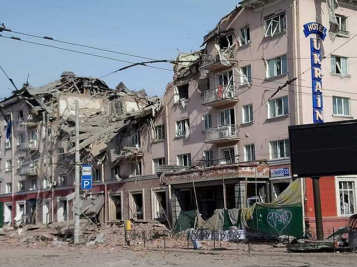 Окупанти розбомбили готель у Чернігові.