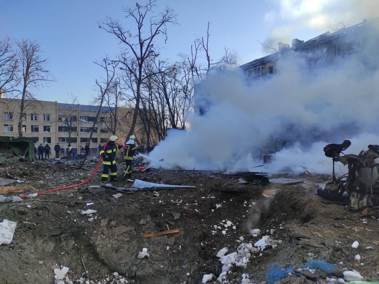 У Києві уламки ракети окупантів упали на багатоповерхівку в одному з районів: є загиблий. Фото і відео