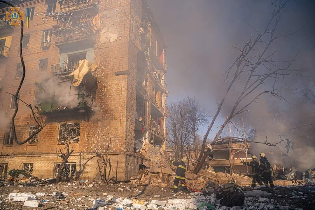 В Киеве обломки ракеты оккупантов упали на многоэтажку в одном из районов: есть погибший. Фото и видео
