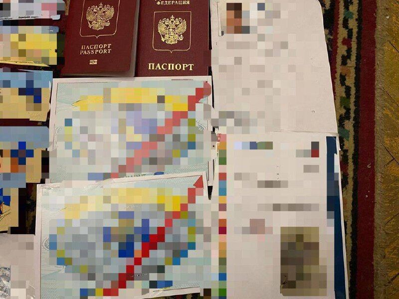 Во время обысков у россиянина нашли множество поддельных документов.