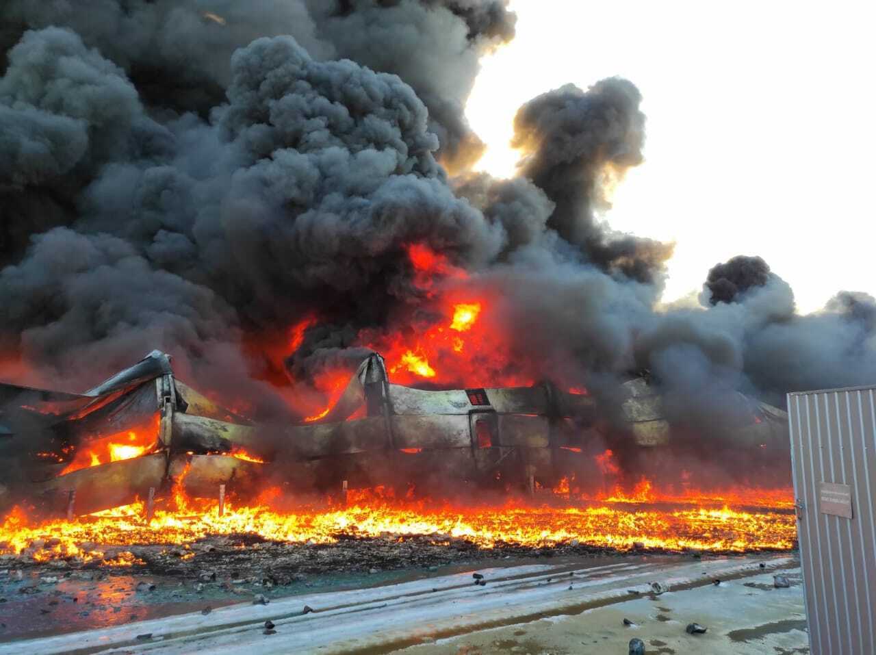 В Сумах произошел пожар на складе с лакокрасочной продукцией