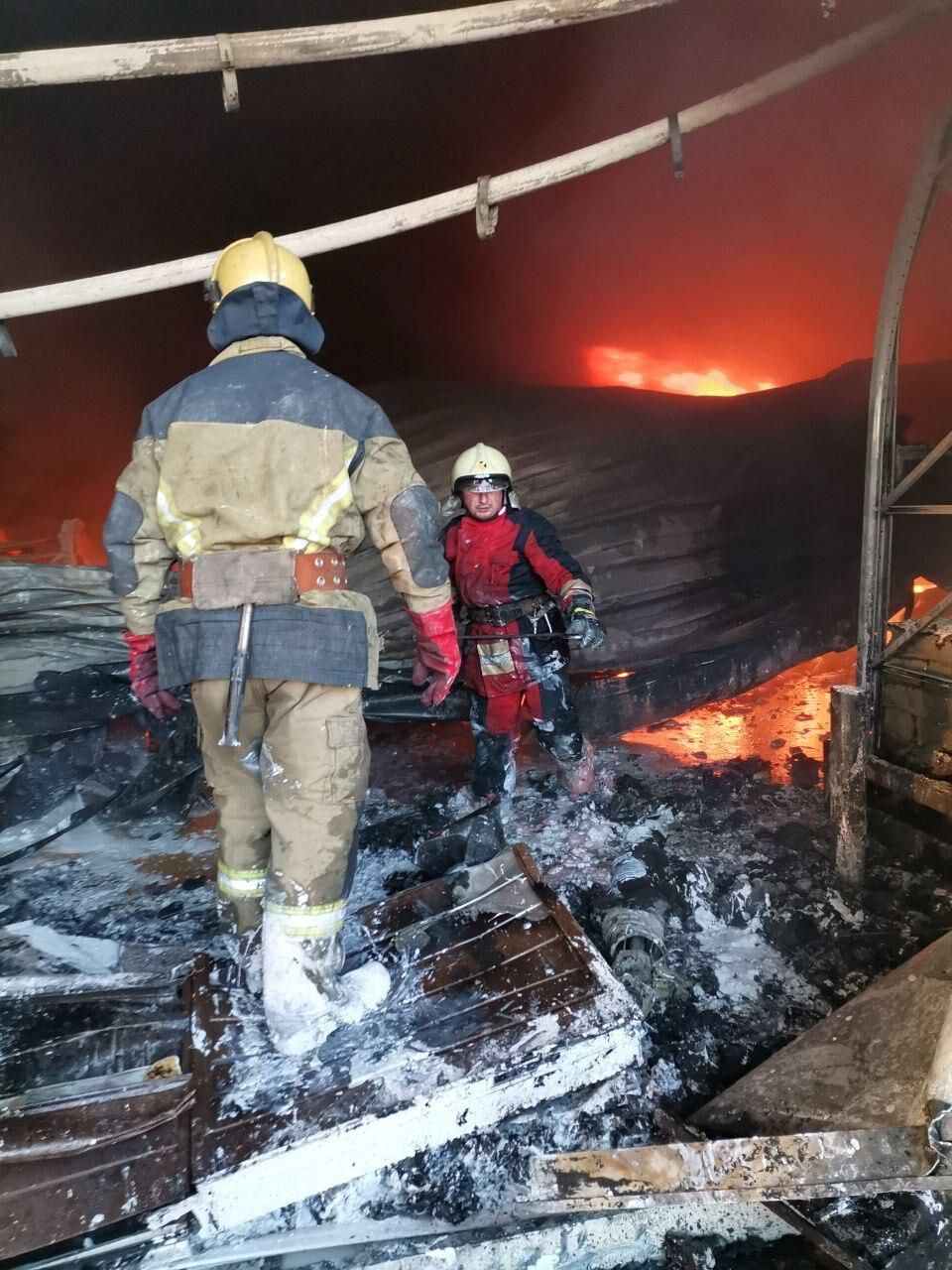 К тушению пожара привлечены 20 сотрудников ГосЧС и 4 единицы техники