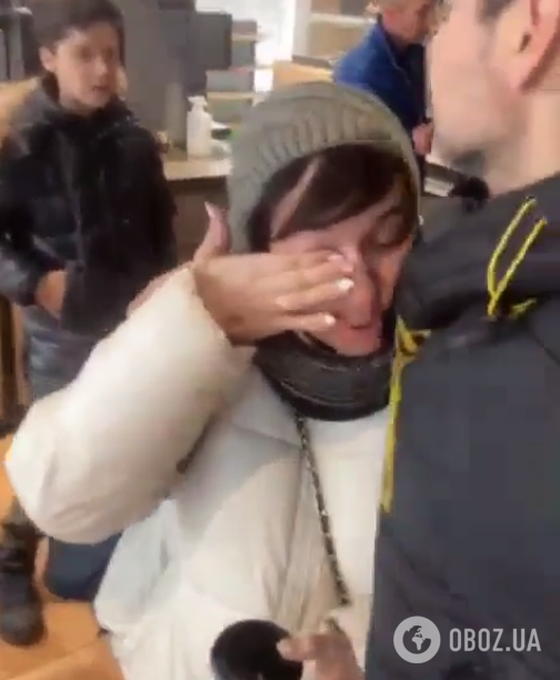 "Маріуполя вже немає, розумієте?" Вакарчук показав відео з жінкою, яка вирвалася з блокади. Співак сам заплакав