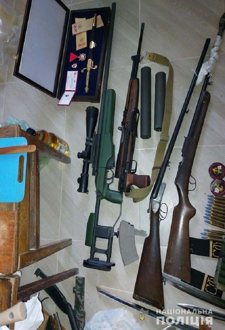 У Києві затримали прихильника "руського міра", який сприяв ДРГ: у нього знайшли зброю та боєприпаси. Фото