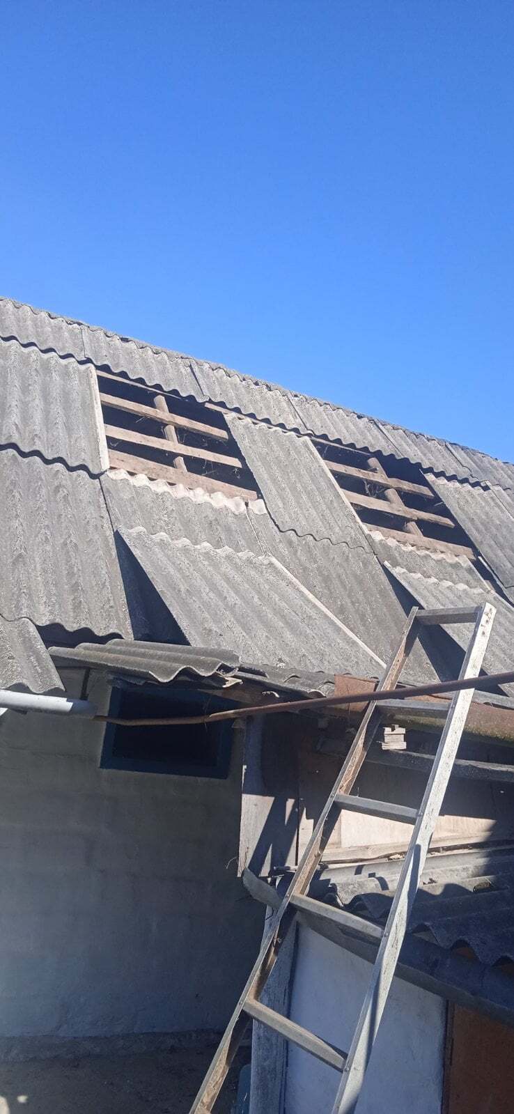 Крыша жилого дома после обстрела