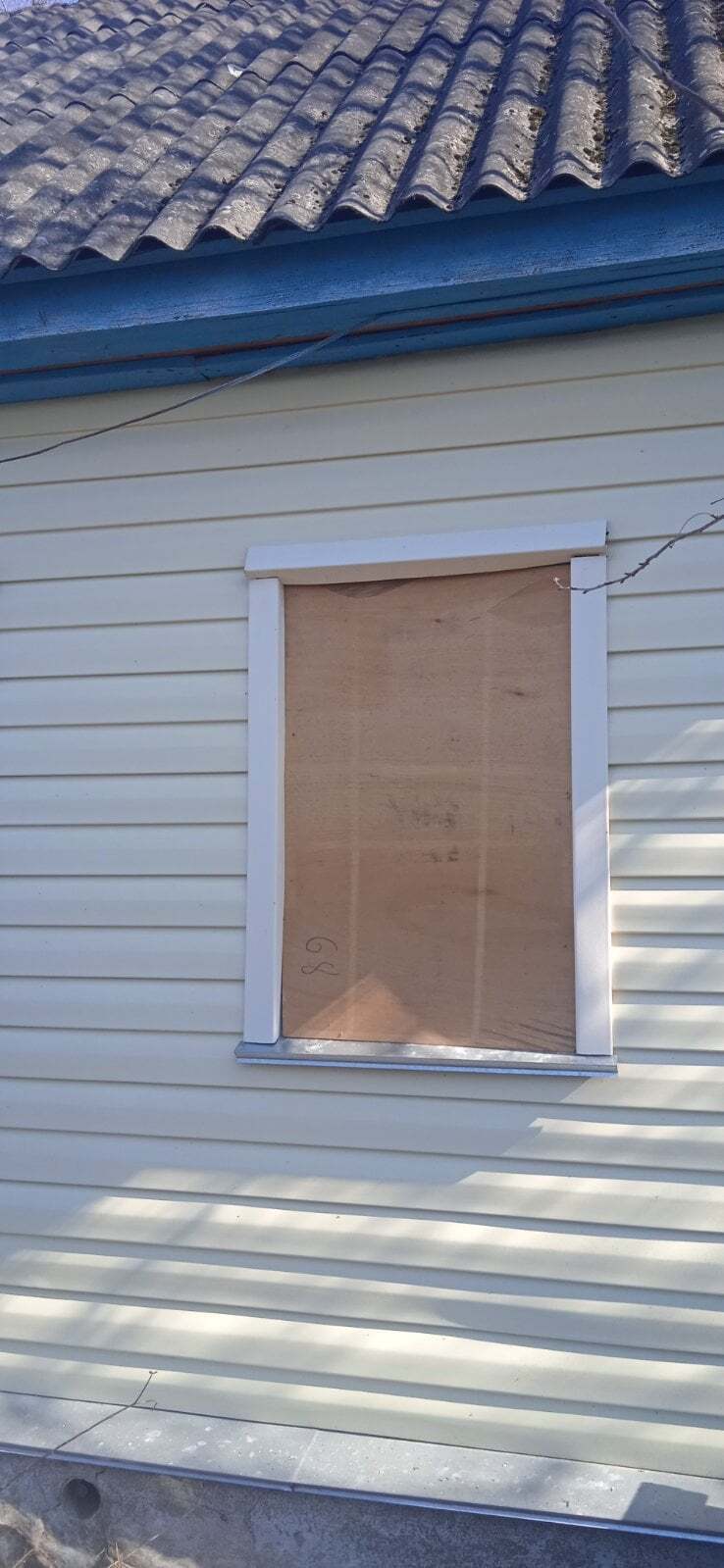 В частном доме выбило стекла