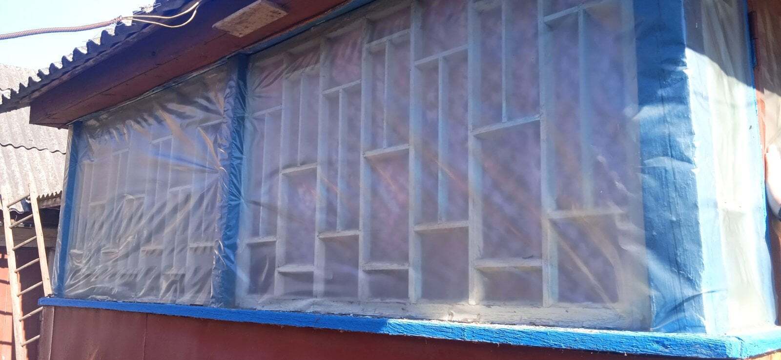 Выбитые окна местные жители заделали клеенкой