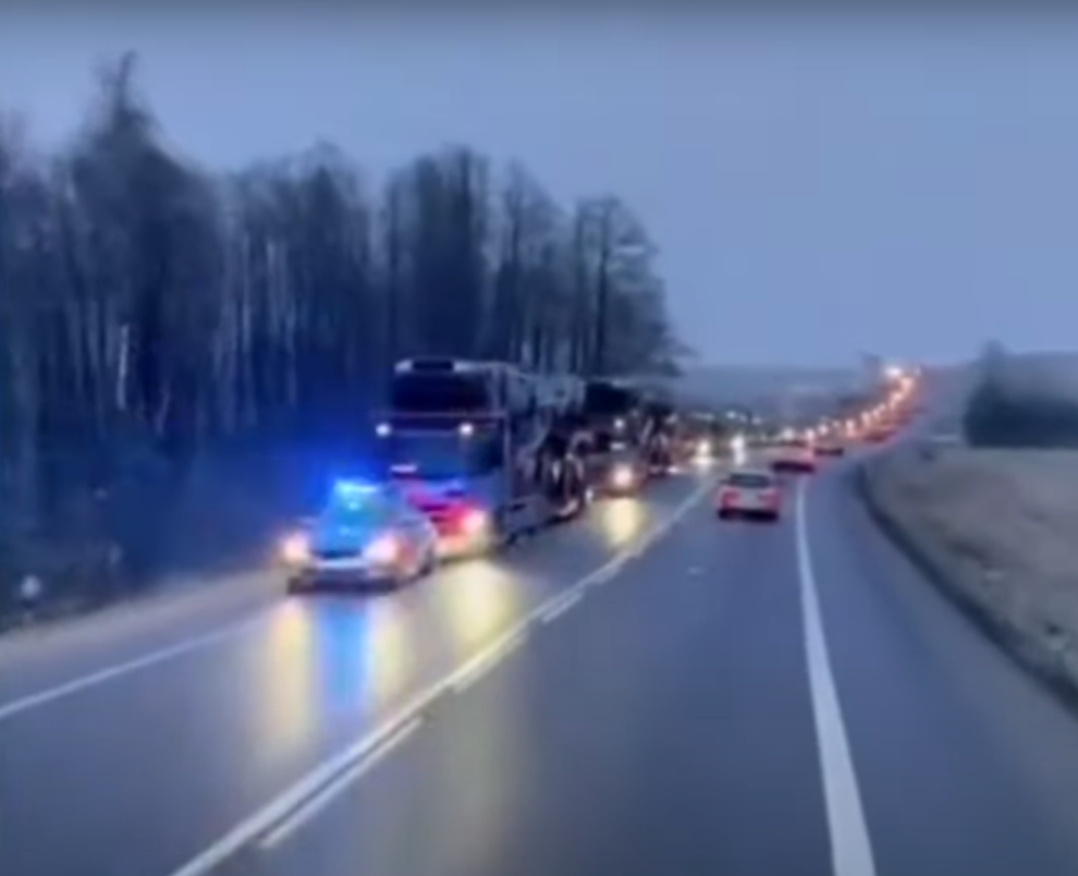 Литовці передали ЗСУ свої позашляховики, наповнені гуманітарною допомогою. Відео