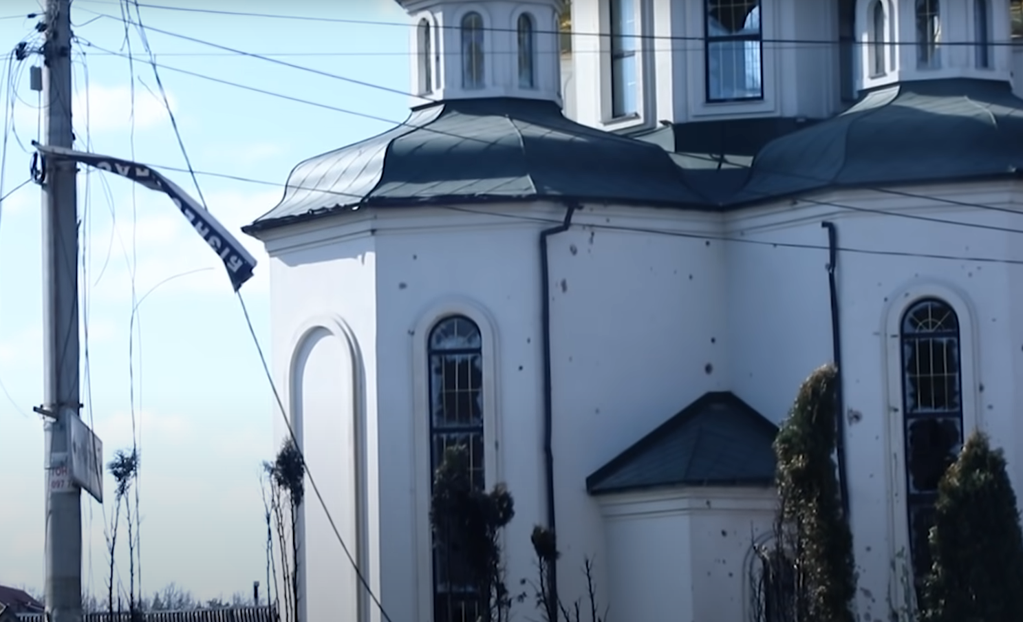 Обстріляна церква.