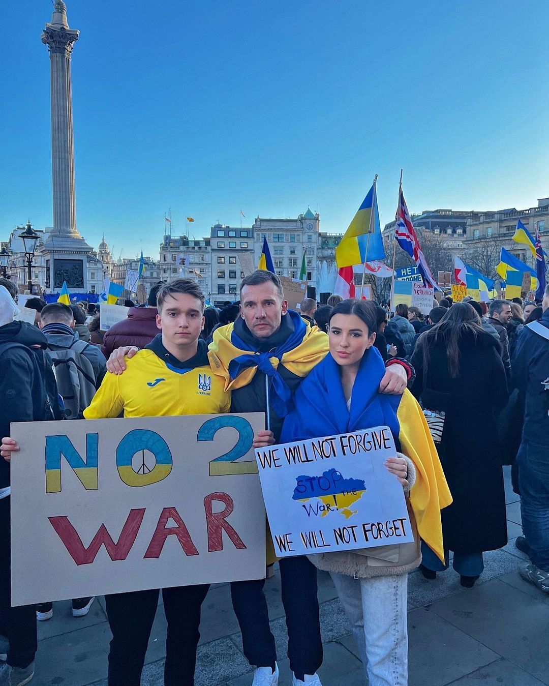Андрей Шевченко протестует против войны в Украине.