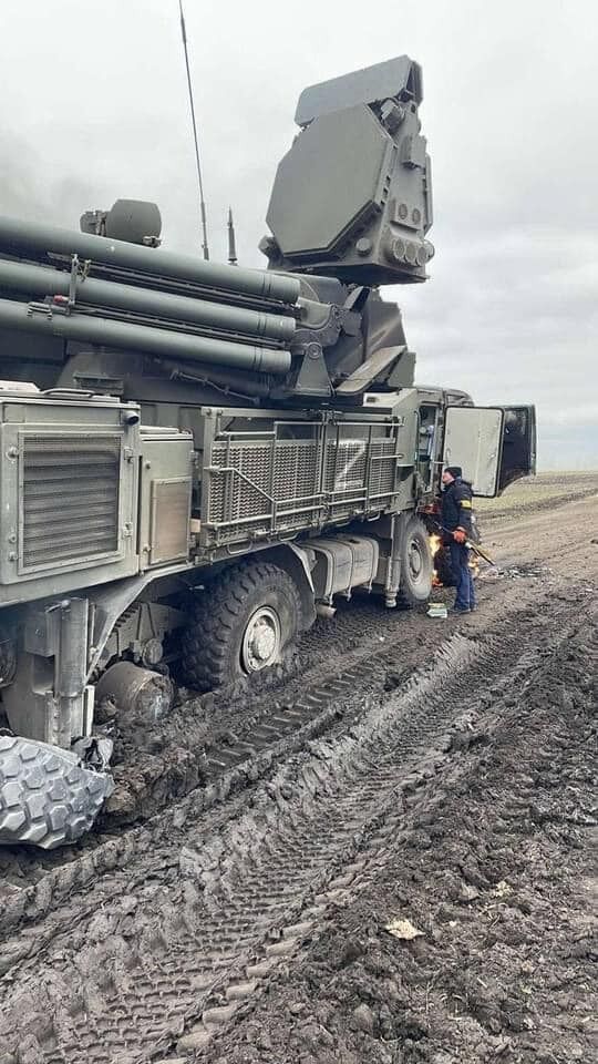 Мінус "Панцир": у мережі показали, як горить техніка ворога. Відео