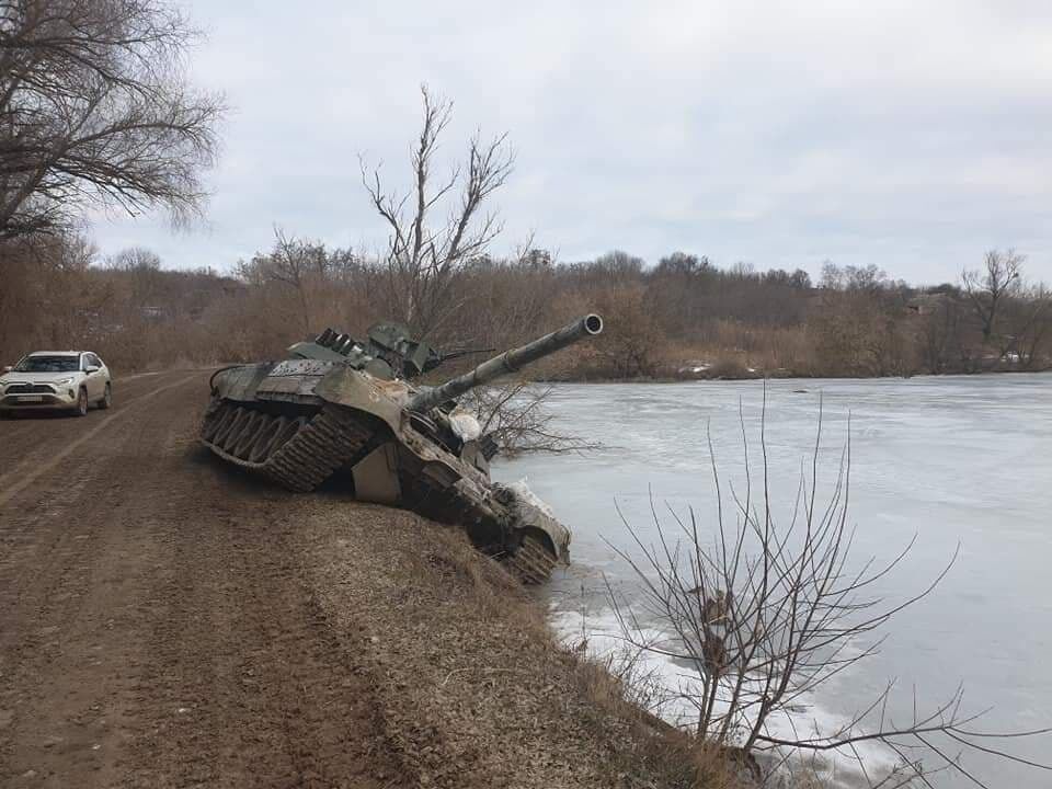 У захопленому місті на Сумщині окупанти змушують людей сидіти вночі на вулиці, побоюючись української артилерії