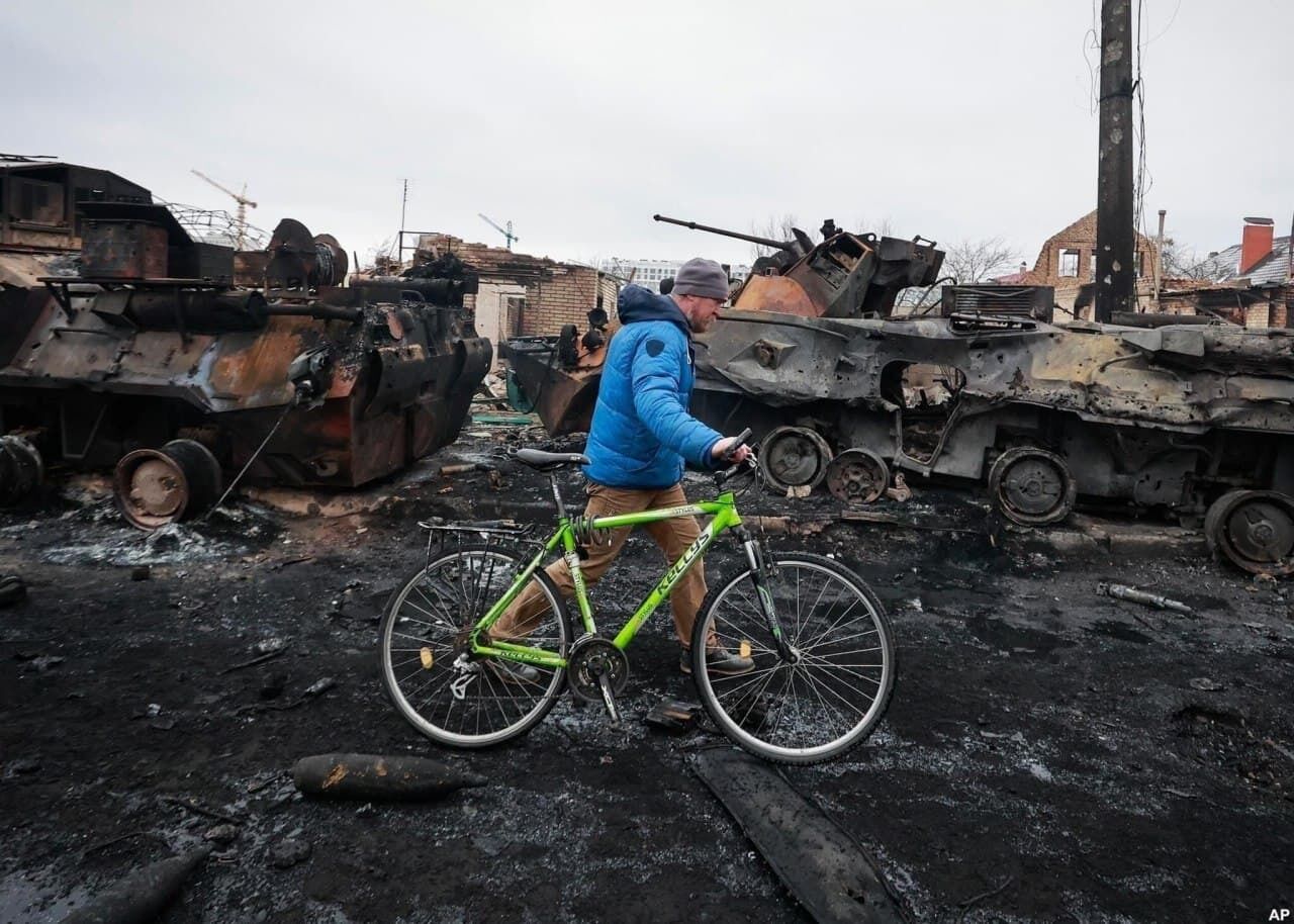 Вулиці Бучі завалені знищеною технікою російських окупантів. Фото