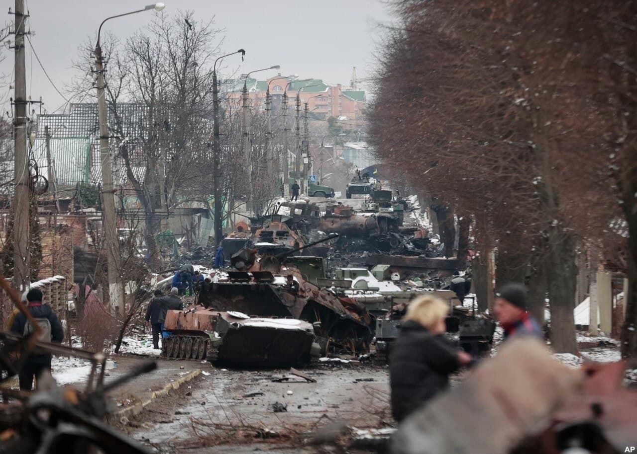 Вулиці Бучі завалені знищеною технікою російських окупантів. Фото