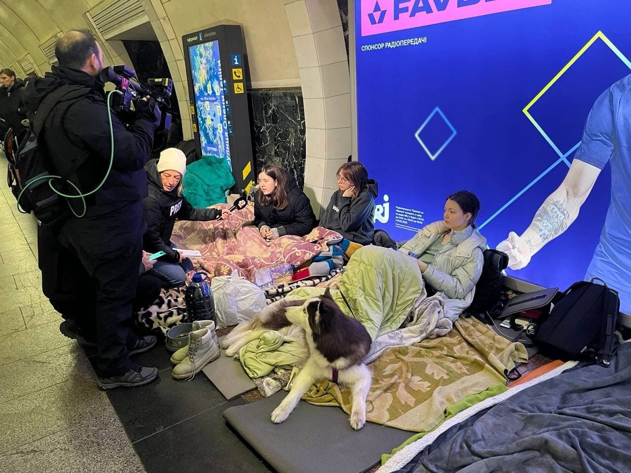 Іноземні журналісти побачили, в яких умовах живуть кияни в метрополітені. Фото і відео