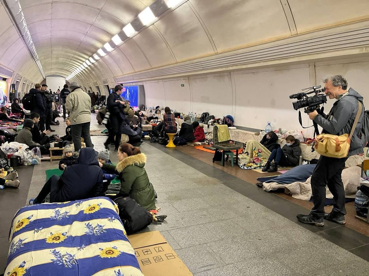 Иностранные журналисты увидели в каких условиях живут киевляне в метрополитене. Фото и видео