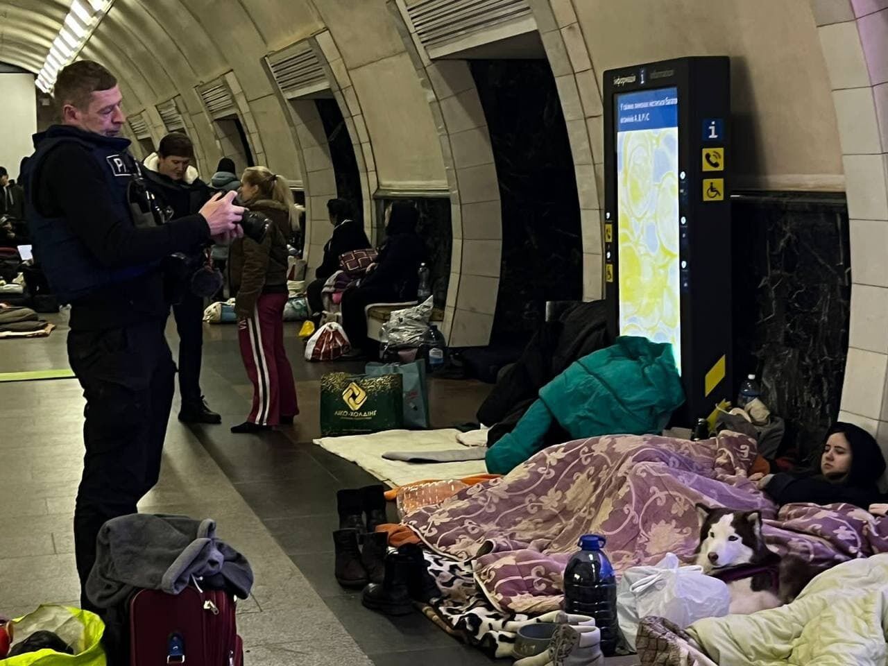Иностранные журналисты увидели в каких условиях живут киевляне в метрополитене. Фото и видео