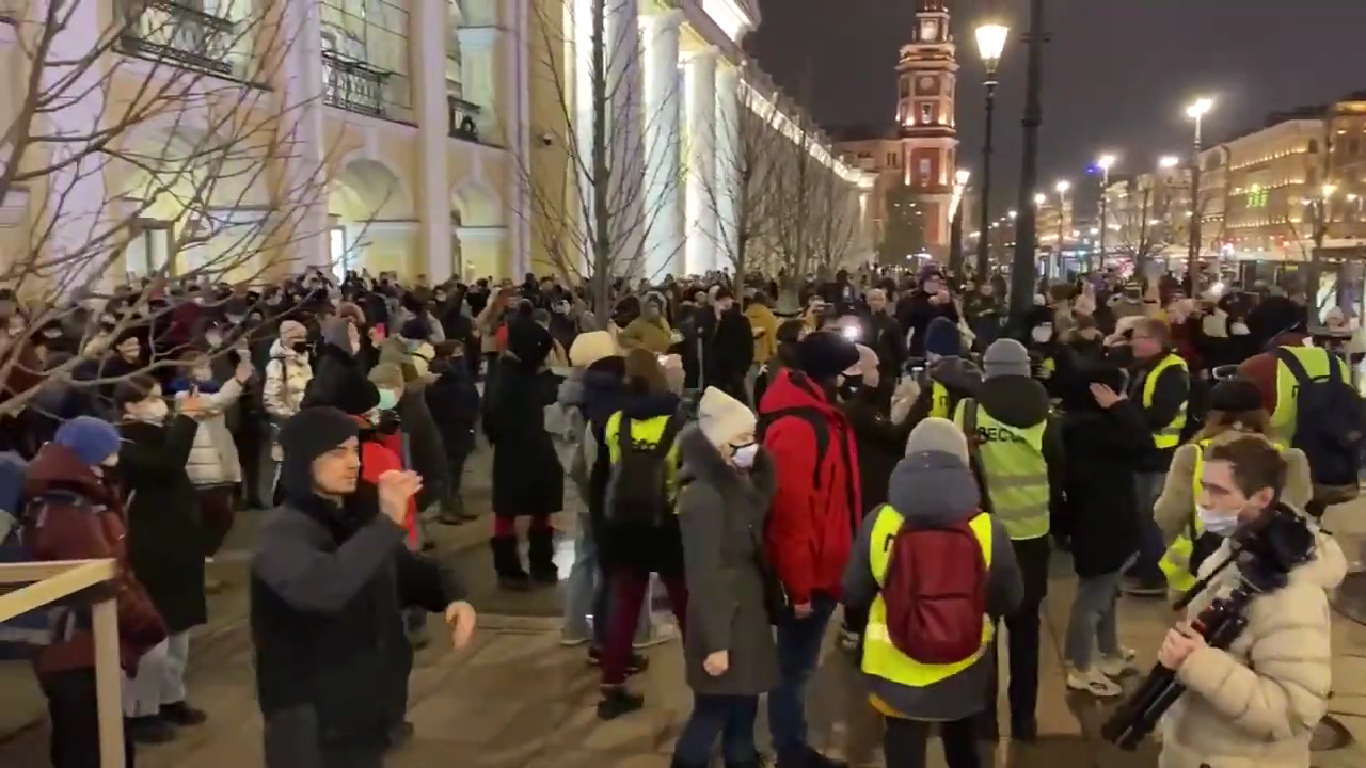 В Петербурге на акции против войны в Украине задержали более 170 человек. Видео