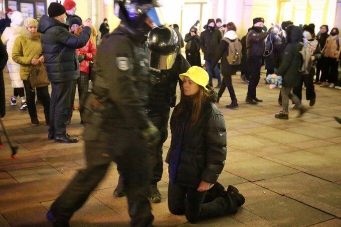 Дівчина в Санкт-Петербурзі стала на коліна на знак протесту – її затримали, 24 лютого 2022