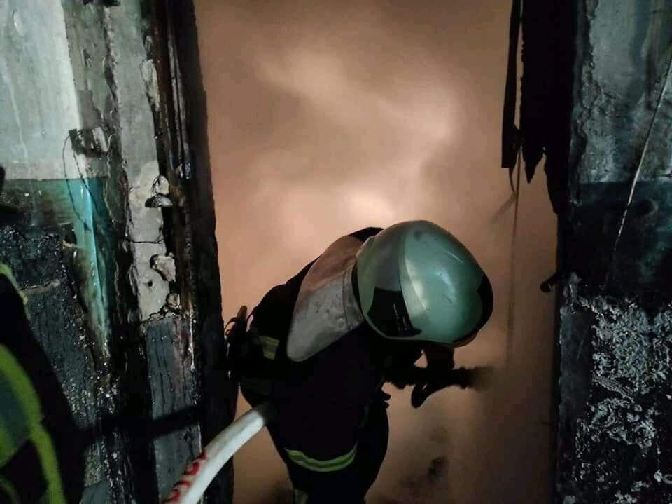Спасатели тушат пожар после обстрелов.