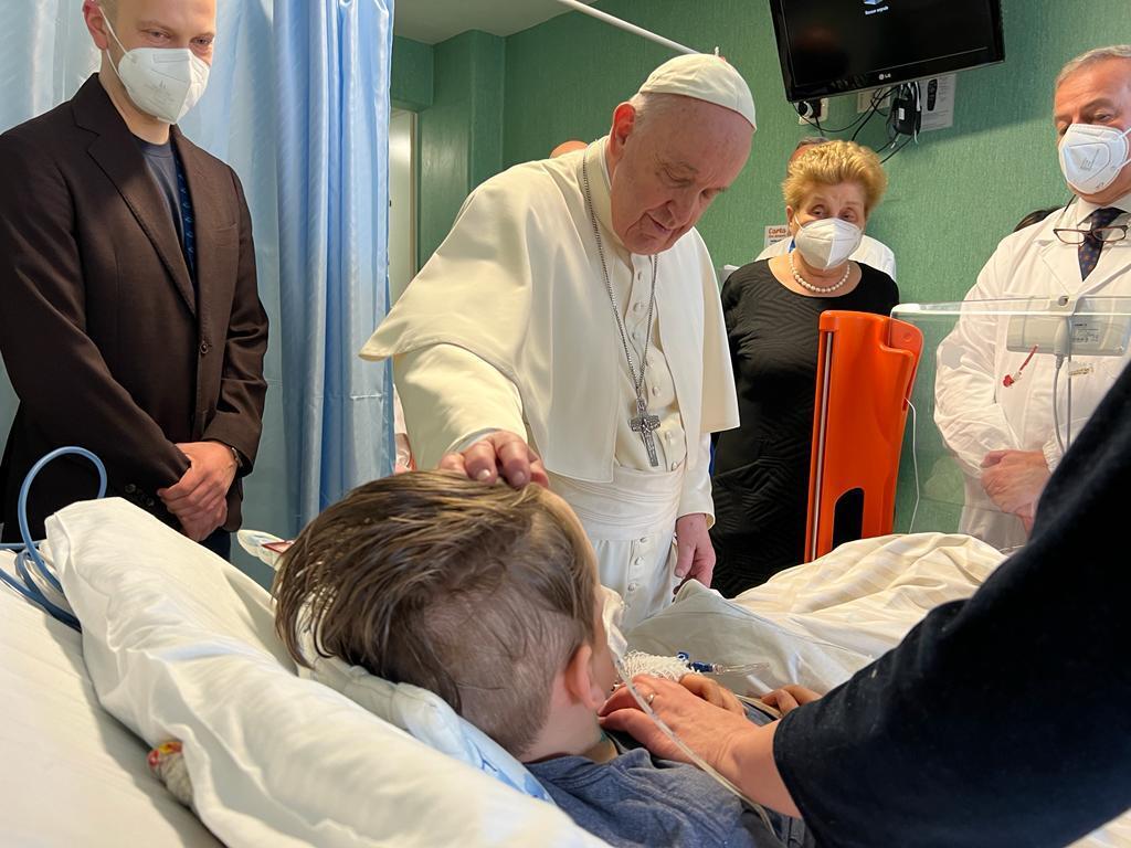 Папа Римський Франциск відвідав українських дітей у римській лікарні.
