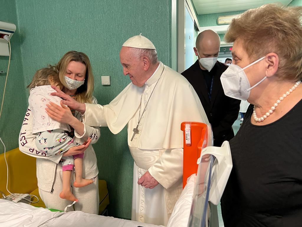 Папа Римский посетил раненых и онкобольных украинских детей в больнице Рима. Фото