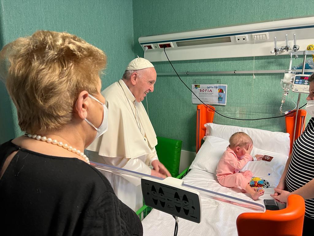 Папа Римский Франциск посетил украинских детей в римской больнице.