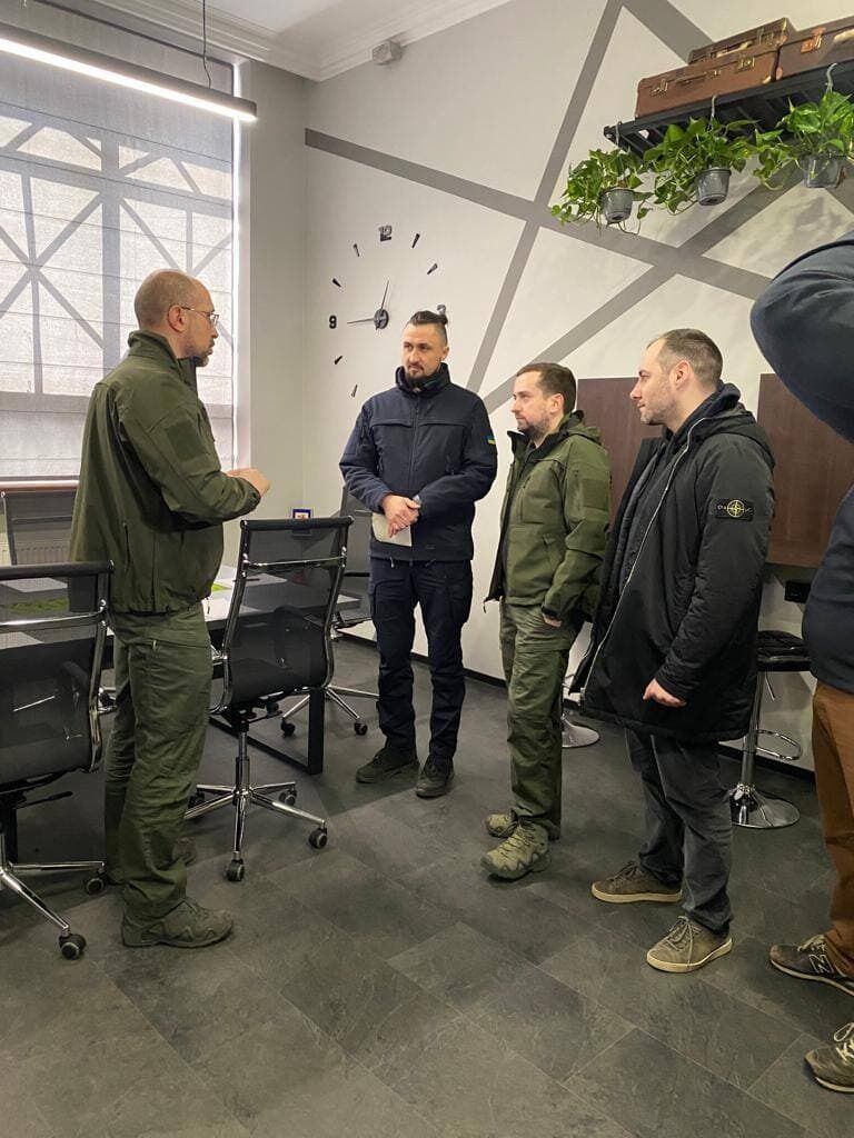 Железные люди уже 25 дней на транспортном фронте дерутся за Украину, – Кирилл Тимошенко