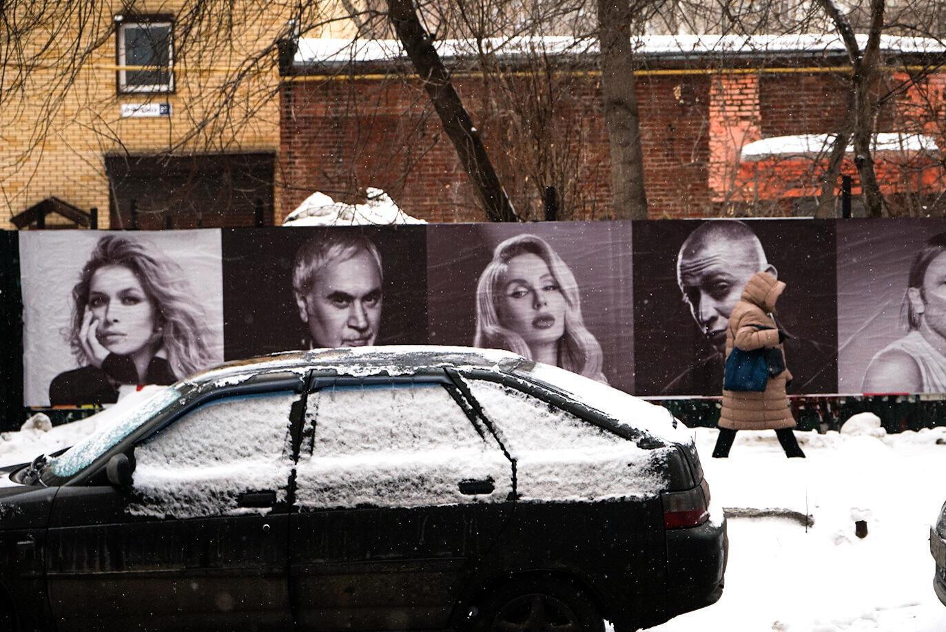 В Екатеринбурге вешали плакаты со звездами, которые осудили войну в Украине.