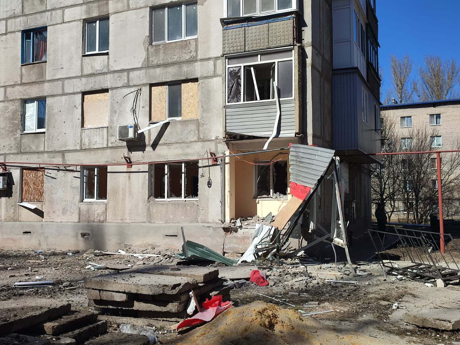 Оккупанты ударили по Авдеевке из авиации и артиллерии: есть погибший. Фото разрушений
