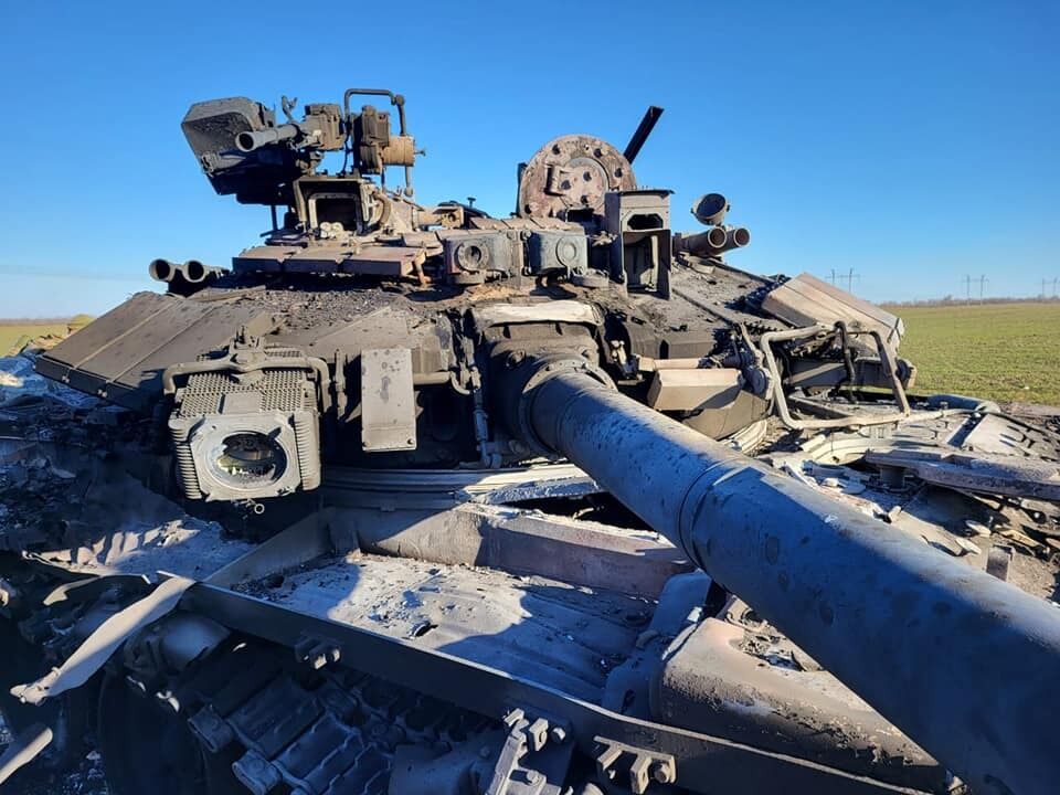 Защитники Украины подбили вражеский танк.