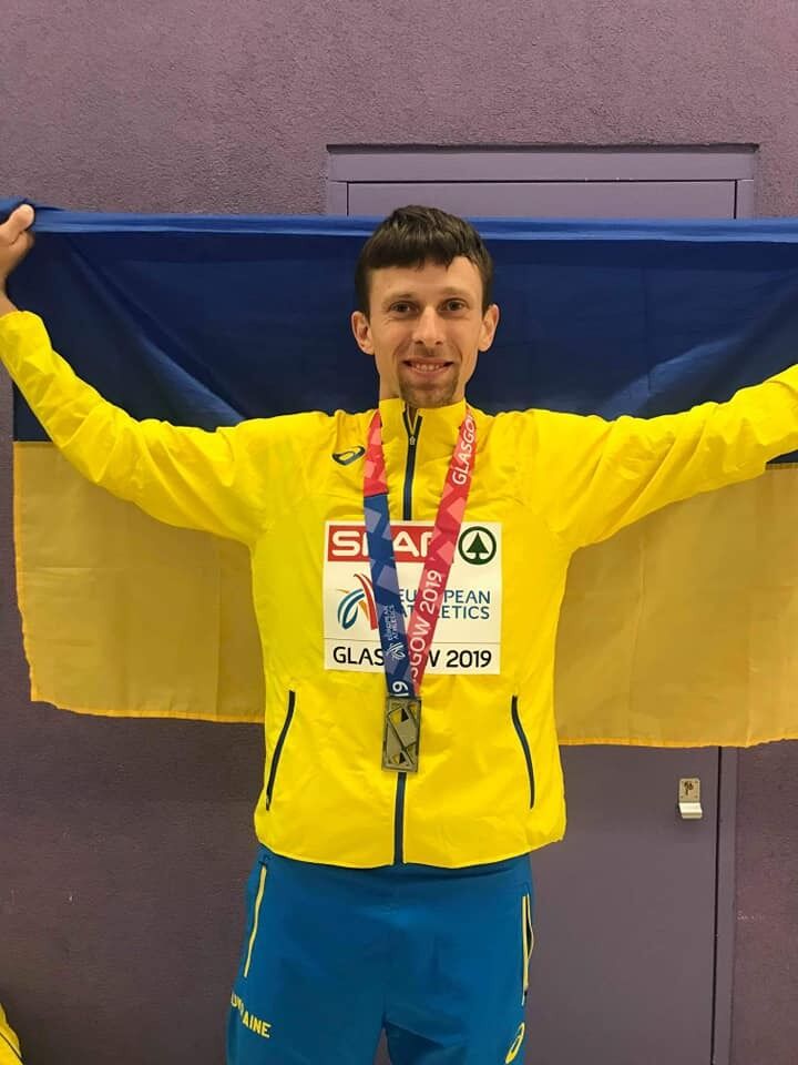 Андрей Проценко с флагом Украины.