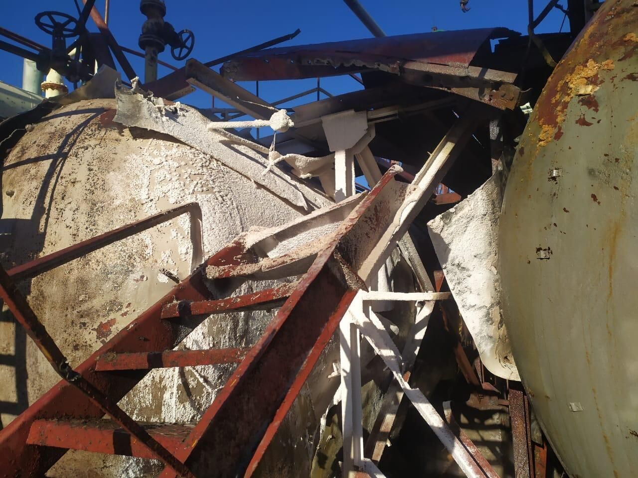 На заводі "Сумихімпром" стався витік аміаку через обстріл з боку окупантів, є потерпілий. Фото та відео