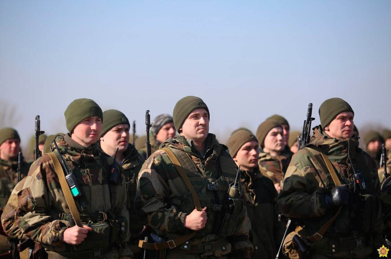Білорусь заявила про відведення своїх десантників від українського кордону: що відбувається і чи є ризик агресії