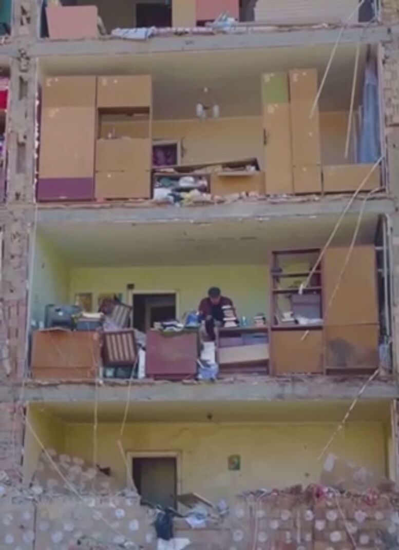 У Києві чоловік повернувся до зруйнованої ракетним ударом квартири, щоб забрати речі. Відео
