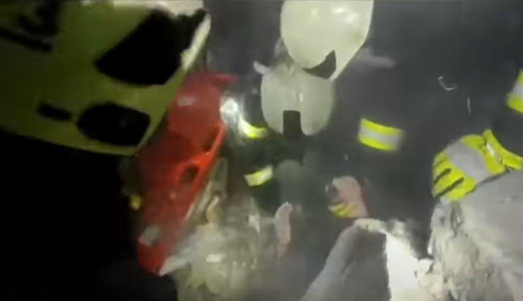 Спасатели обнаружили мужчину под завалами.