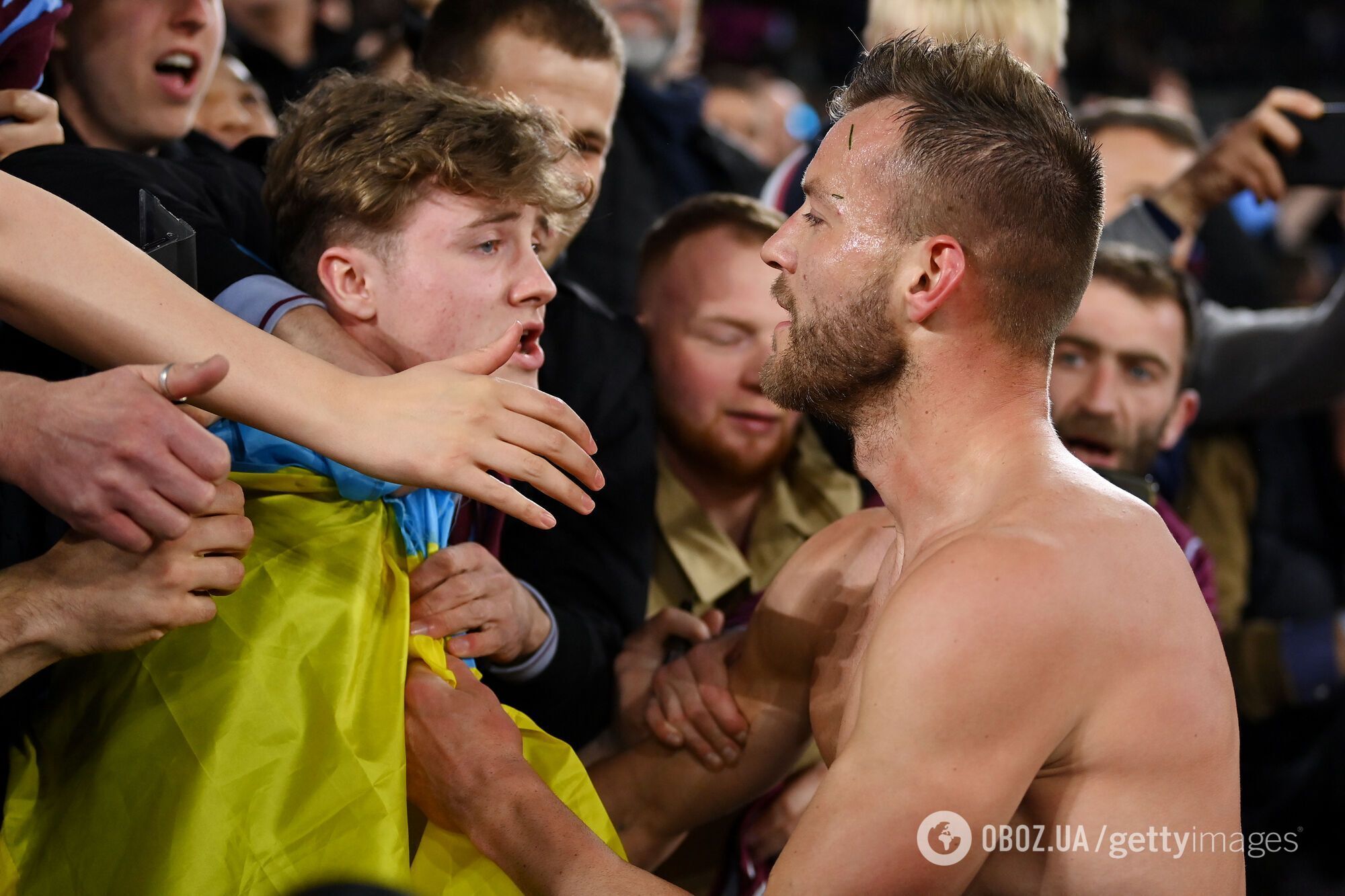 Ярмоленко святкує гол із фанатом "Вест Хема"