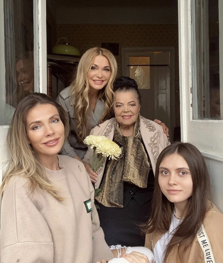 Ольга Сумская с мамой и дочками