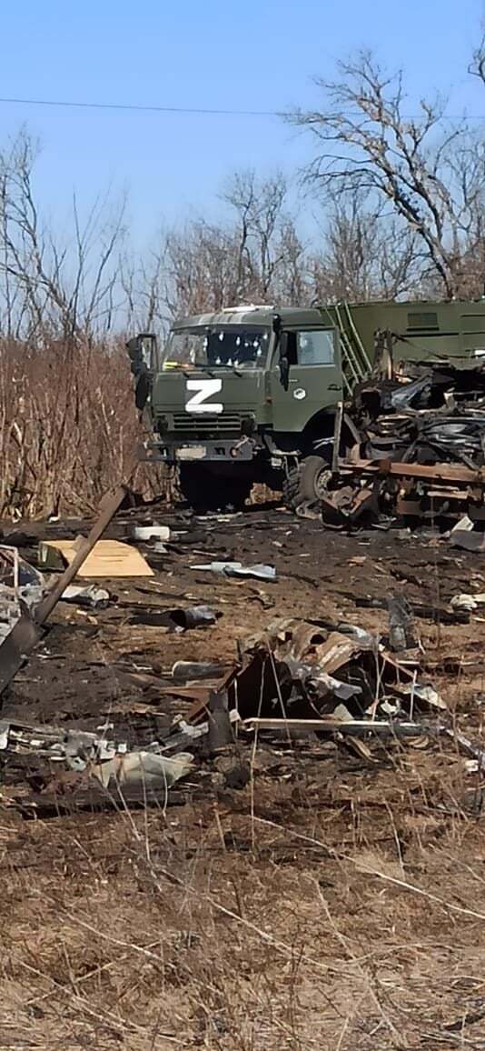 Місце бою та знищена бійцями ЗСУ вантажівка окупантів