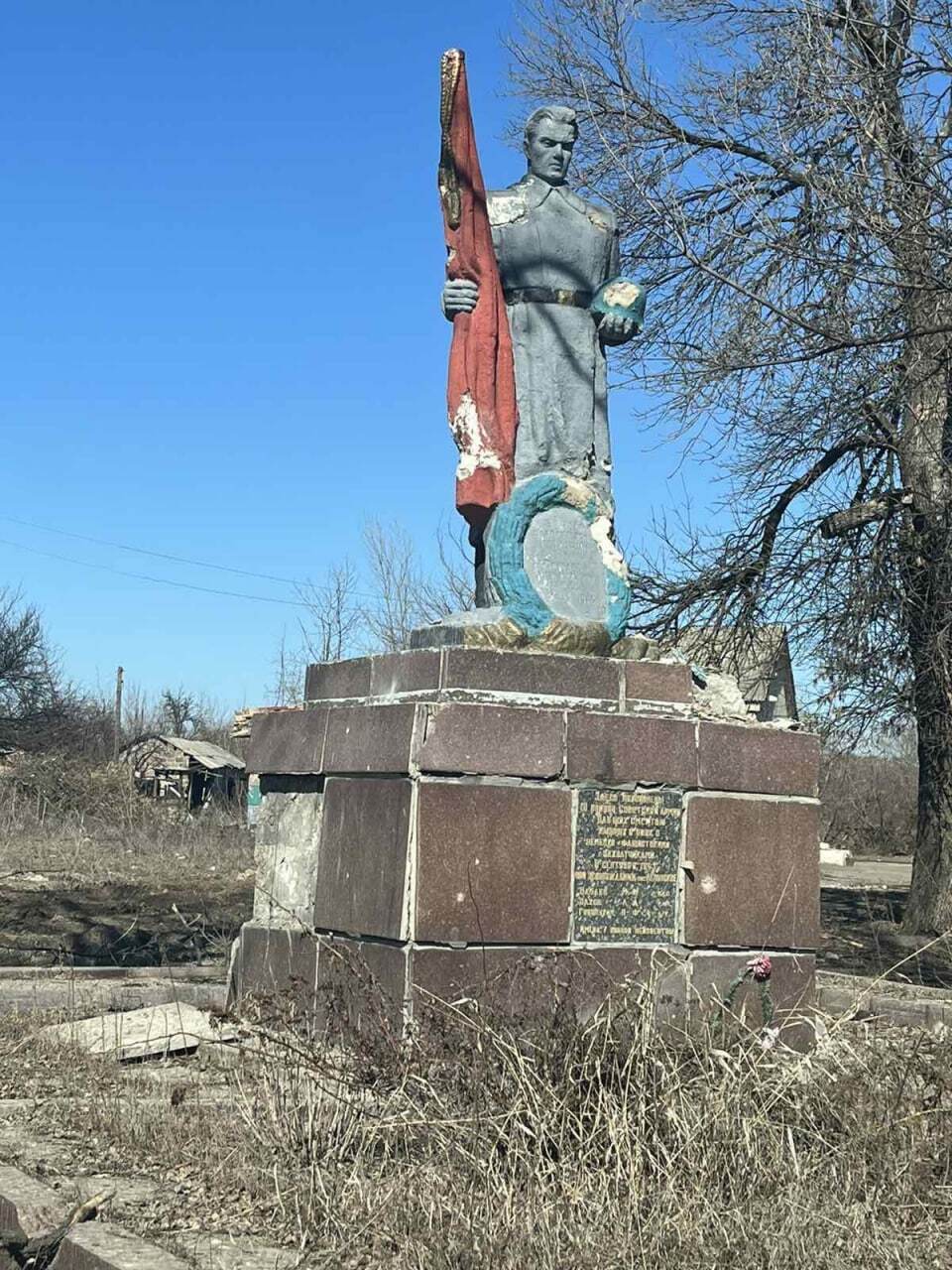 На Донбассе оккупанты обстреляли братскую могилу воинов, павших в боях с нацистами. Фото