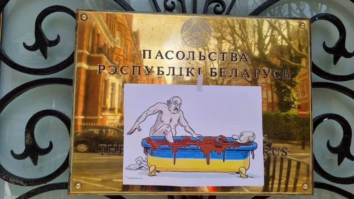 На посольстві Білорусі у Британії з'явився малюнок Путіна та Лукашенка у крові. Фото