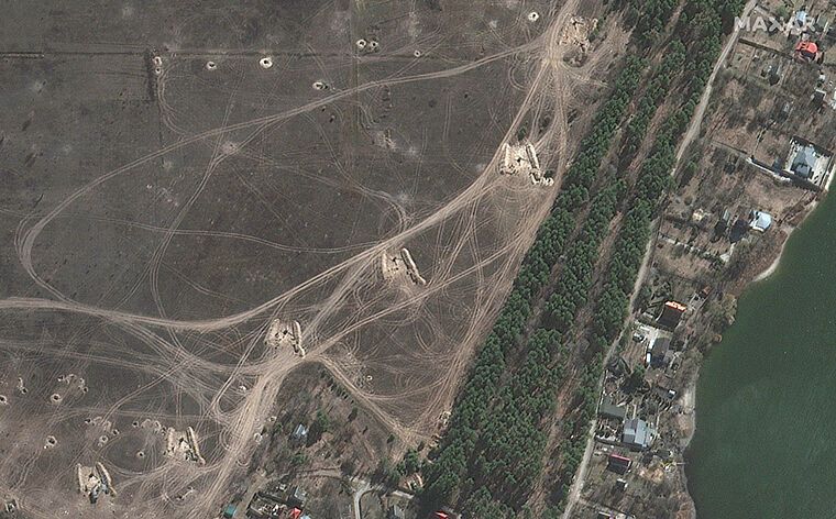 На новых спутниковых снимках показали уничтоженный Ирпень и технику 2