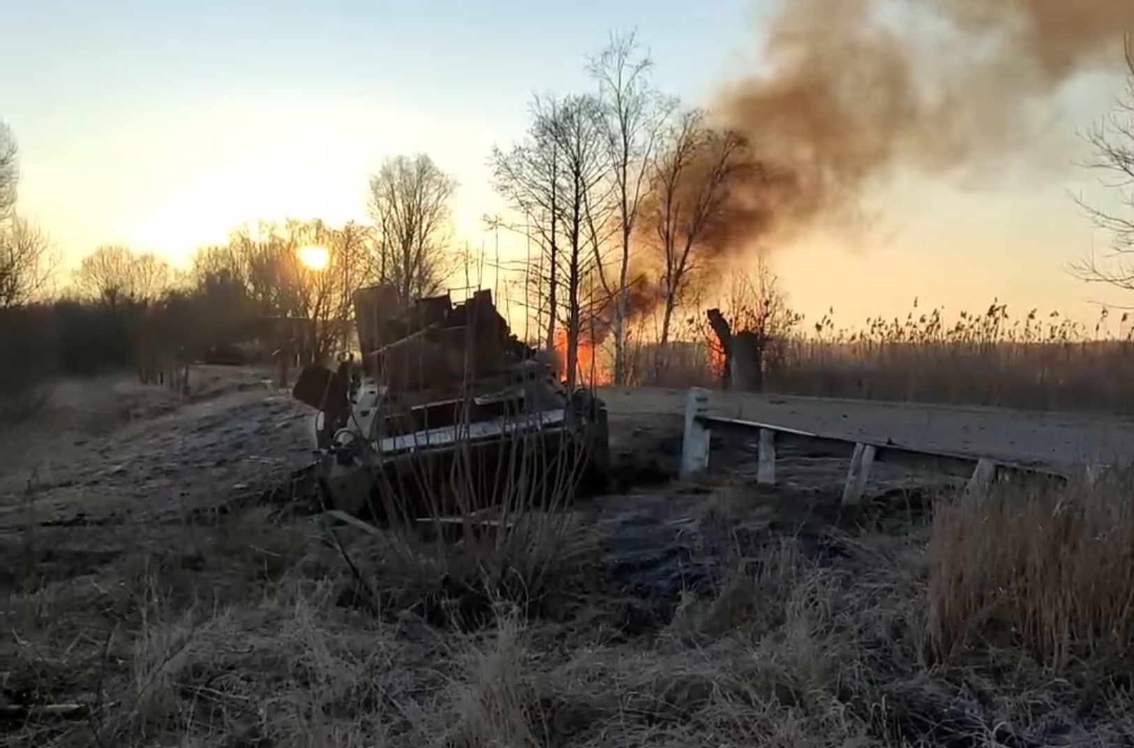 Українські військові показали відео з військовою технікою РФ, що палає