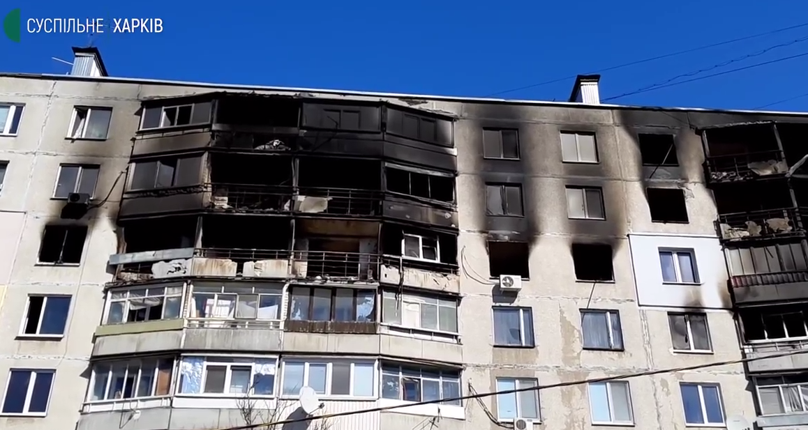 Будинок у Харкові після влучення російського снаряда.