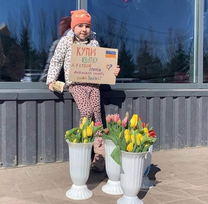 Дівчинка продає квіти, щоб купити бронежилет.