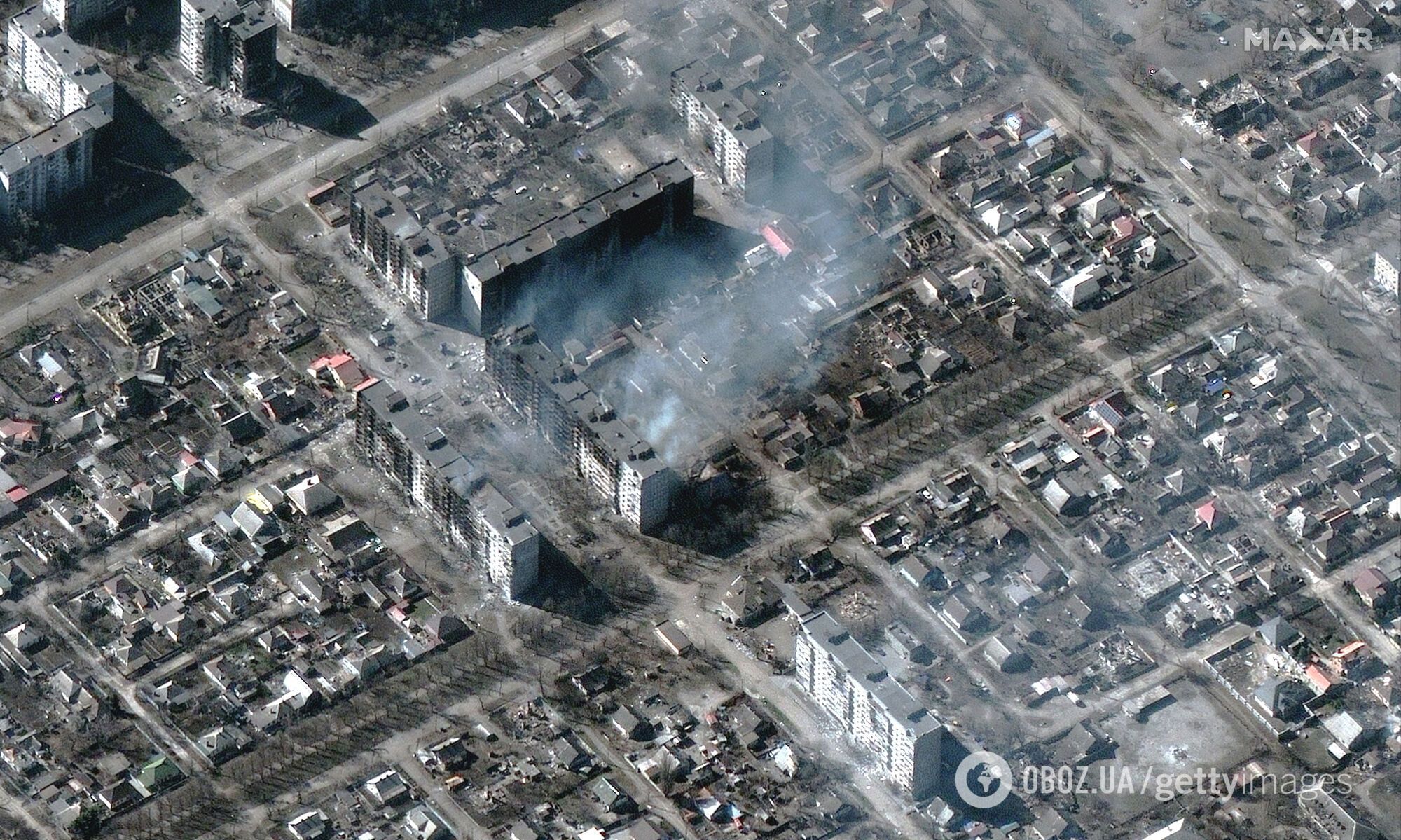 Супутникові фото житлового району Маріуполя після атаки окупантів